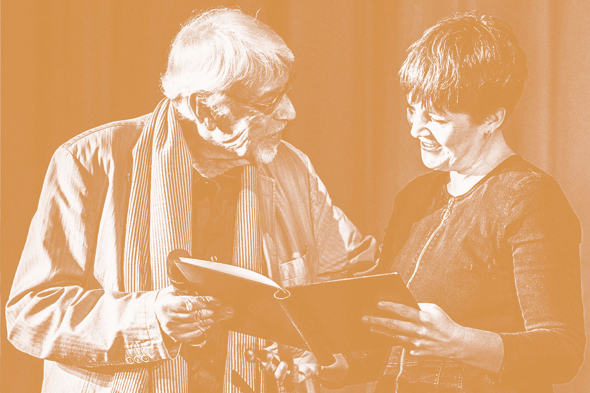 Julia Wolf erhält von Günter Kämpf die Urkunde für den ersten Licher Literaturpreis 2022